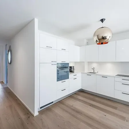 Modern 2 Bedroom - View Montreux