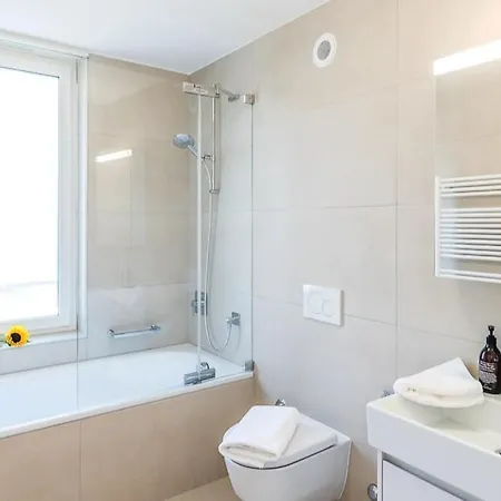 Modern 2 Bedroom - View Montreux