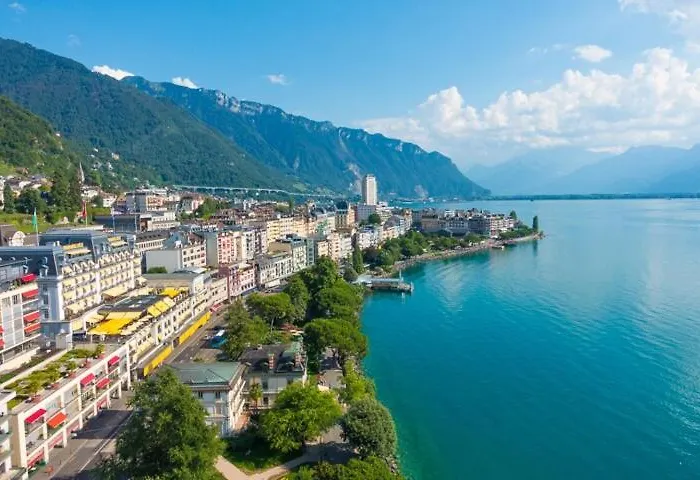 Modern 2 Bedroom - View Montreux