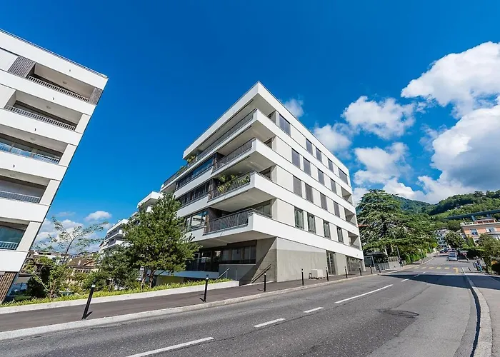 Modern 2 Bedroom - View Apartment *