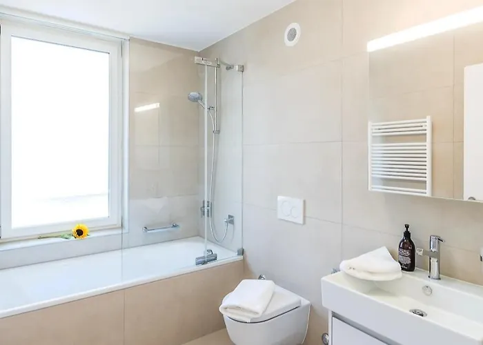 Modern 2 Bedroom - View Montreux